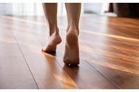 beitragsbild1-barfuss-auf-holzboden_1